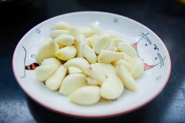 कच्चा लसूण खाण्याचे फायदे आणि घरगुती उपाय | Benefits of garlic in marathi